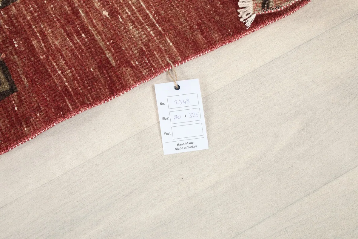 Product tag displaying the rug's size in centimeters and inches, and origin