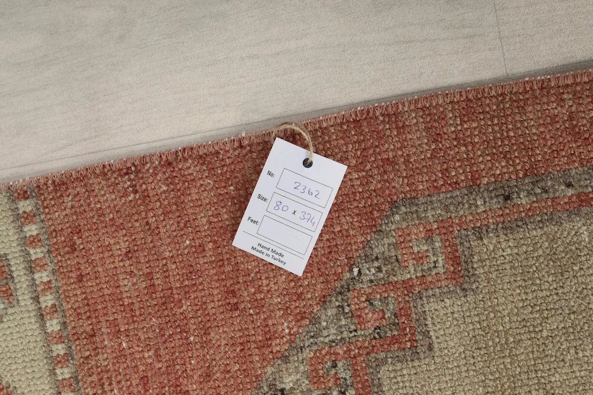 Product tag displaying the rug's unique item number and dimensions