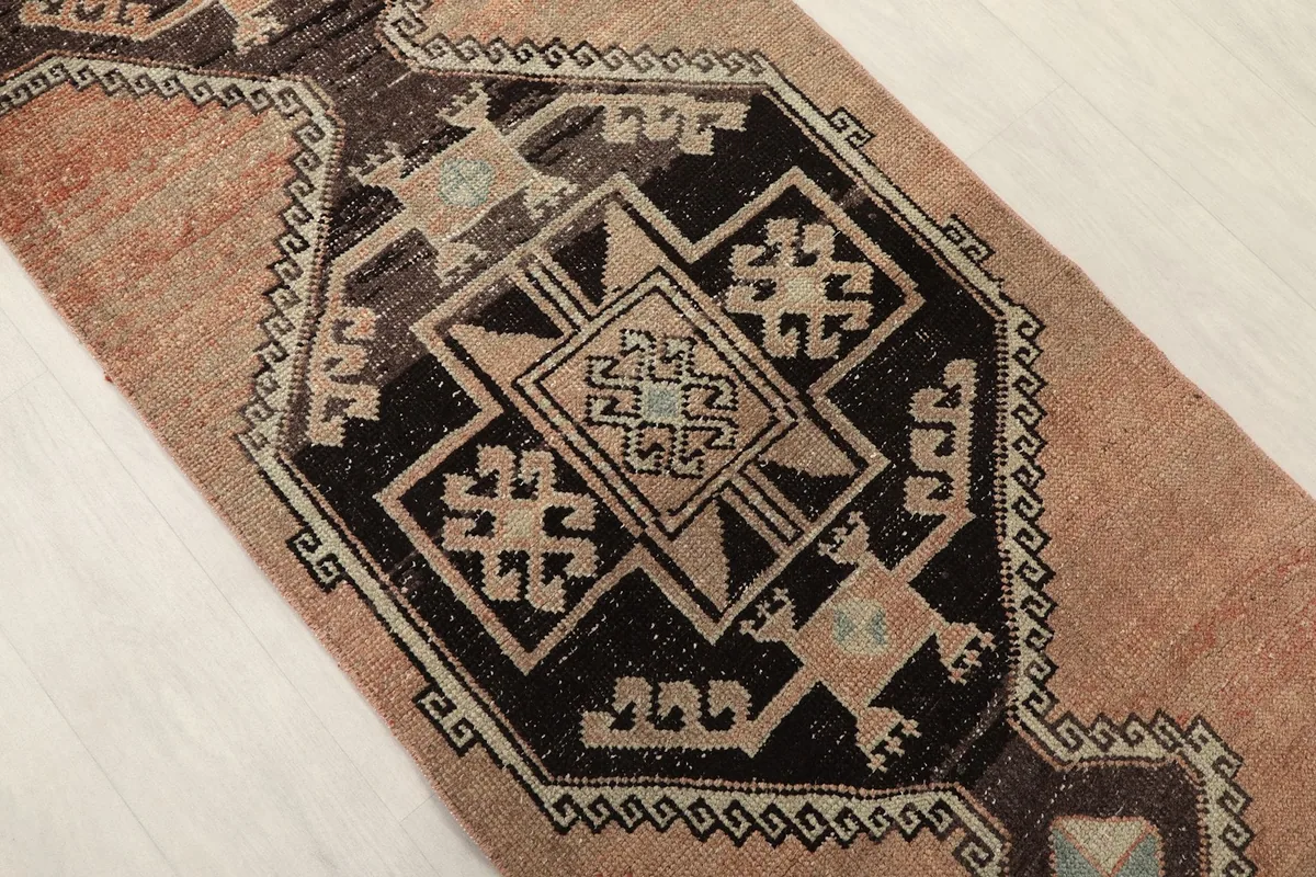 Close-up of a central geometric medallion, revealing the intricate black and tan patterns