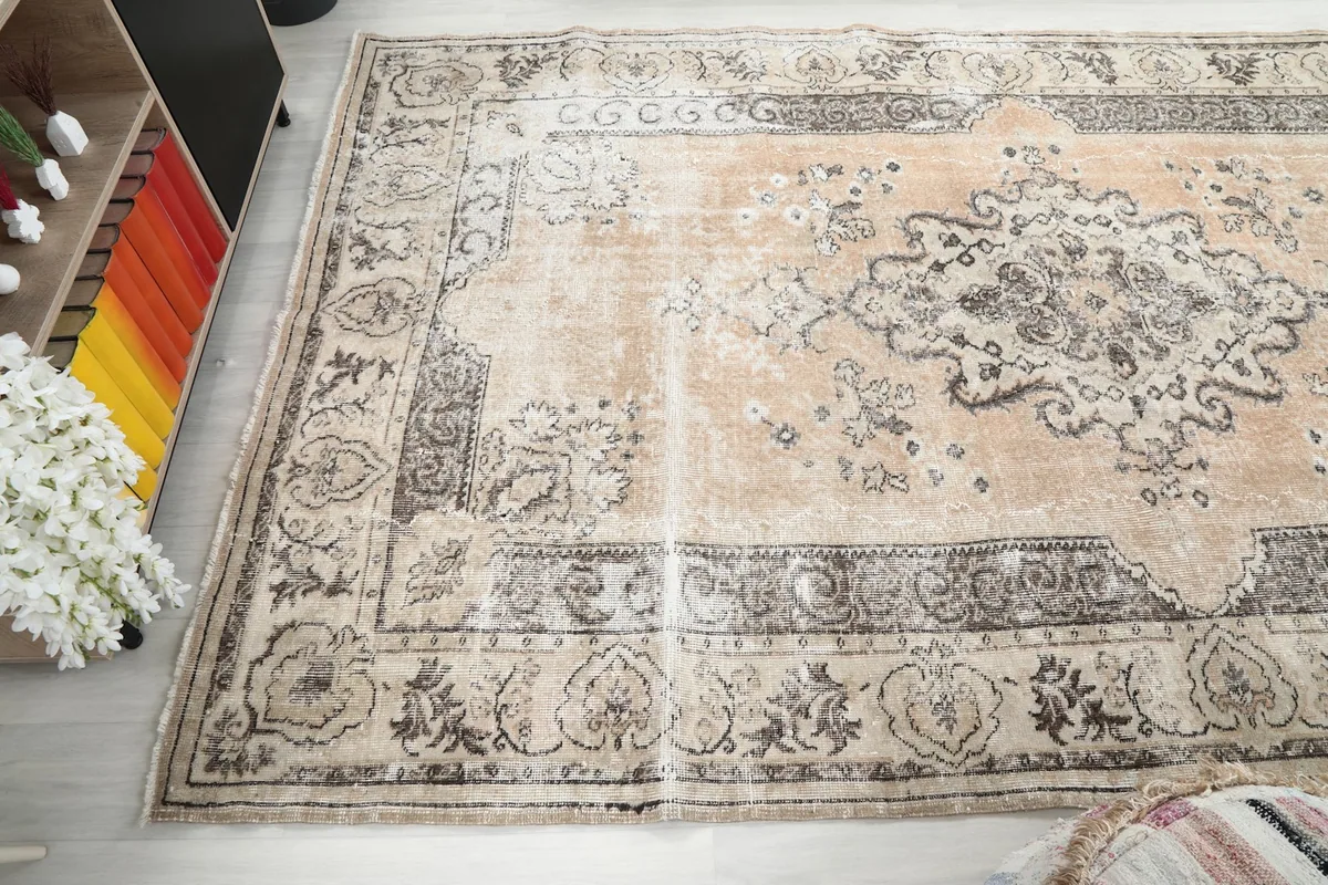 Angled view of the rug's side, featuring the border and central field