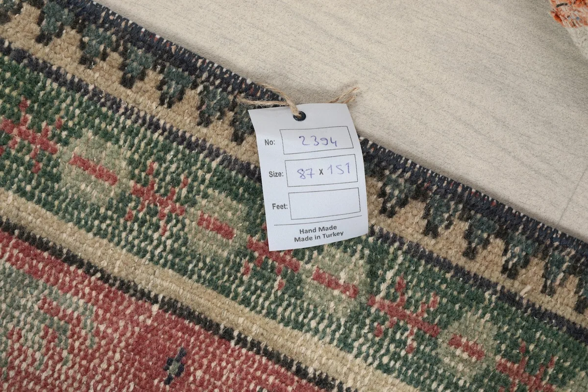Product tag on the rug, displaying the item number and size in centimeters.