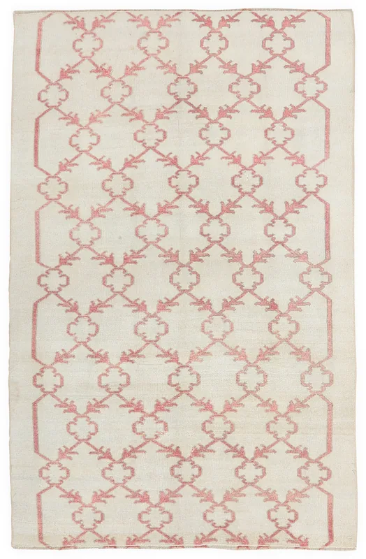 Full top view of the 5x8 ivory and rose geometric vintage rug