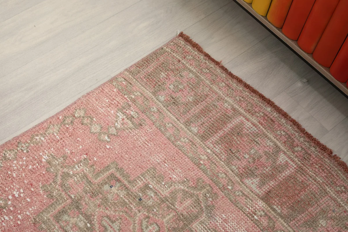 Close-up of the rug's border and corner, showing the edge finishing and color blend