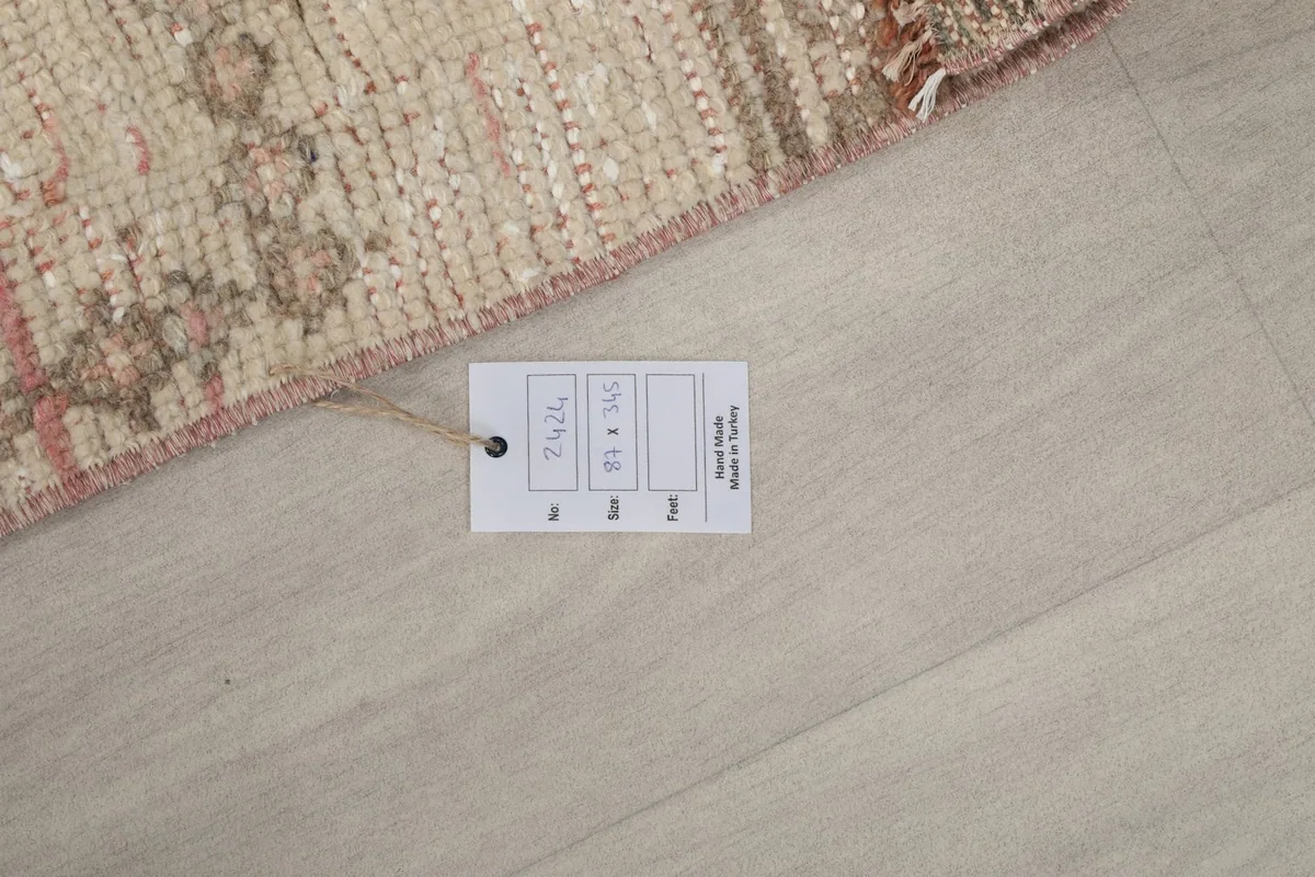 Product tag displaying the rug's dimensions and origin information
