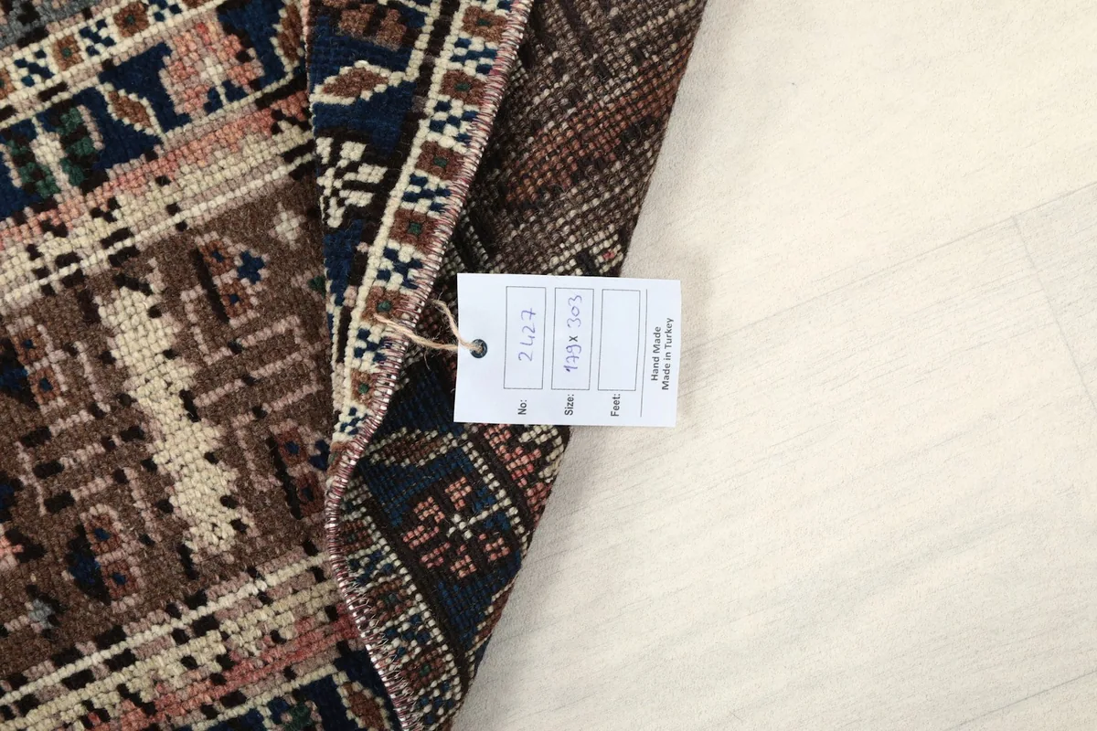 Rug corner with product tag displaying dimensions and origin information