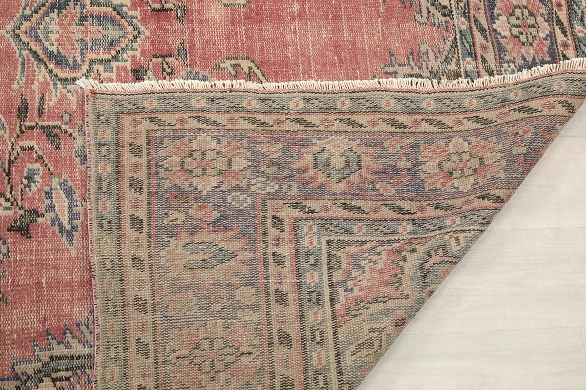 Detail of the rug's fringe and a corner of the reverse side