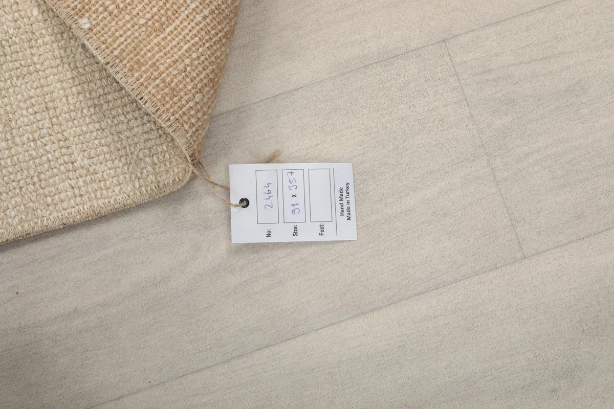 Product tag displaying the size and origin information of the rug