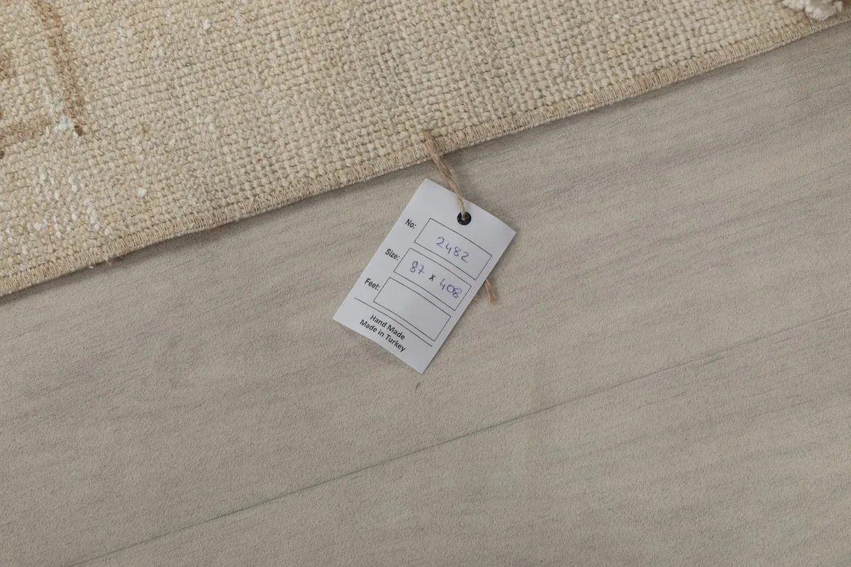 Product tag on the rug, displaying item number and size in centimeters