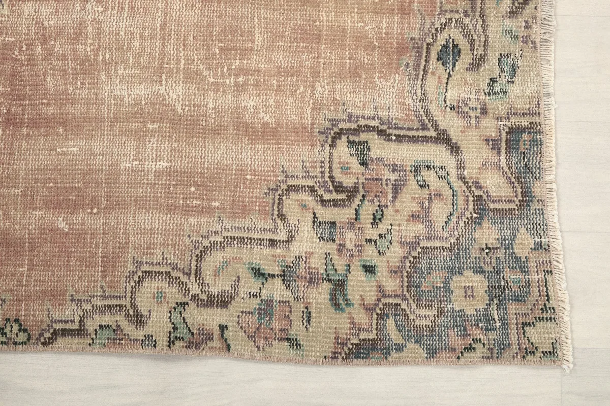 Detailed view of the corner motif and border in blue and beige tones