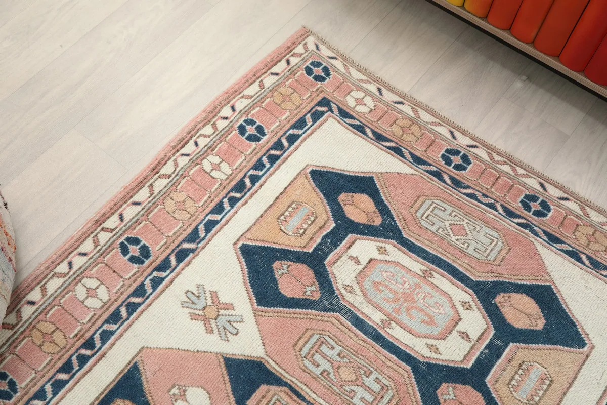 Corner perspective of the rug, detailing the border design and the transition to the main field