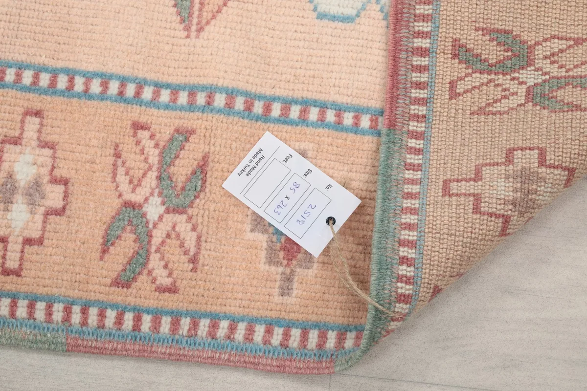 Corner of the rug with a label showing dimensions and product details
