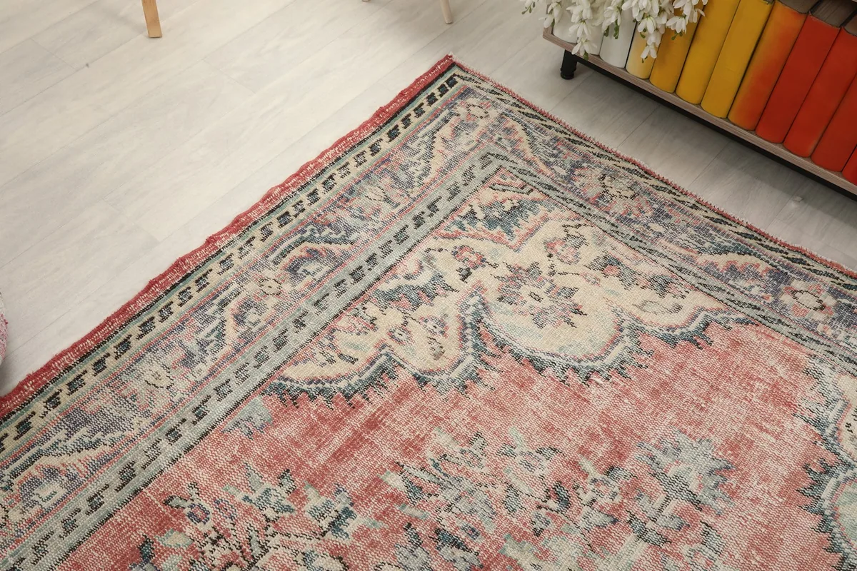 Corner view of the rug, focusing on the border and the subtle color shifts
