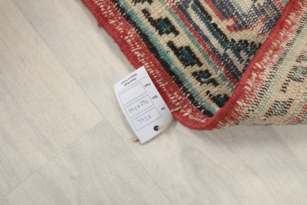 Label attached to the rug, displaying its dimensions and origin information