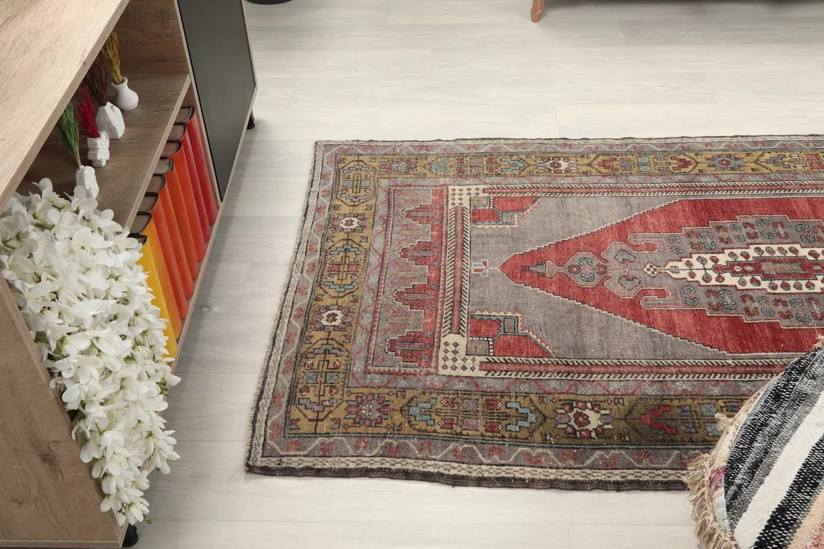 Side view of the rug on the floor, showing its proportions in the room