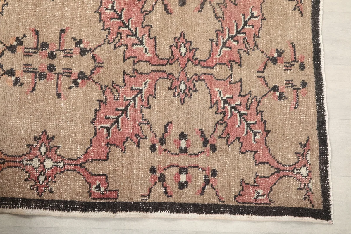 Close-up of the rug's black border and corner detail