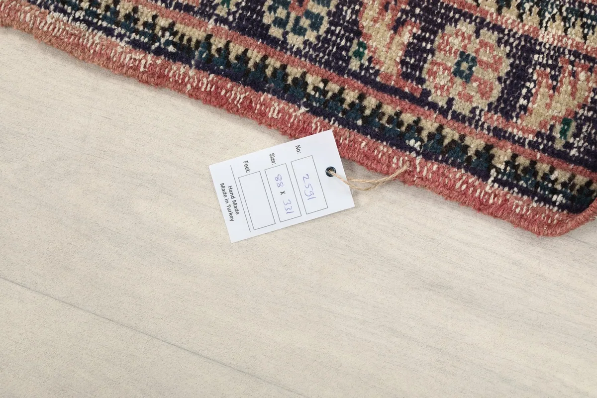 Image showing the product tag with size information (88 x 331 cm) next to the rug's border.