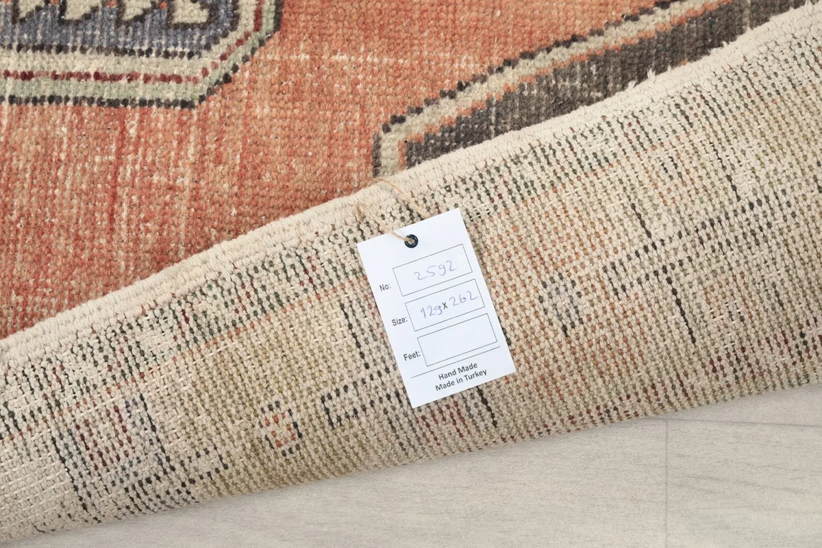 Rug tag displaying size and material information, attached to the back of the rug