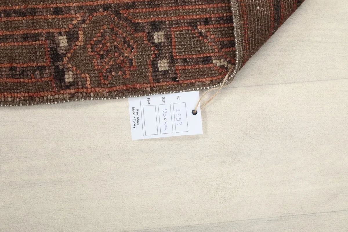 Detail of the rug's label with size and material information, visible on the back