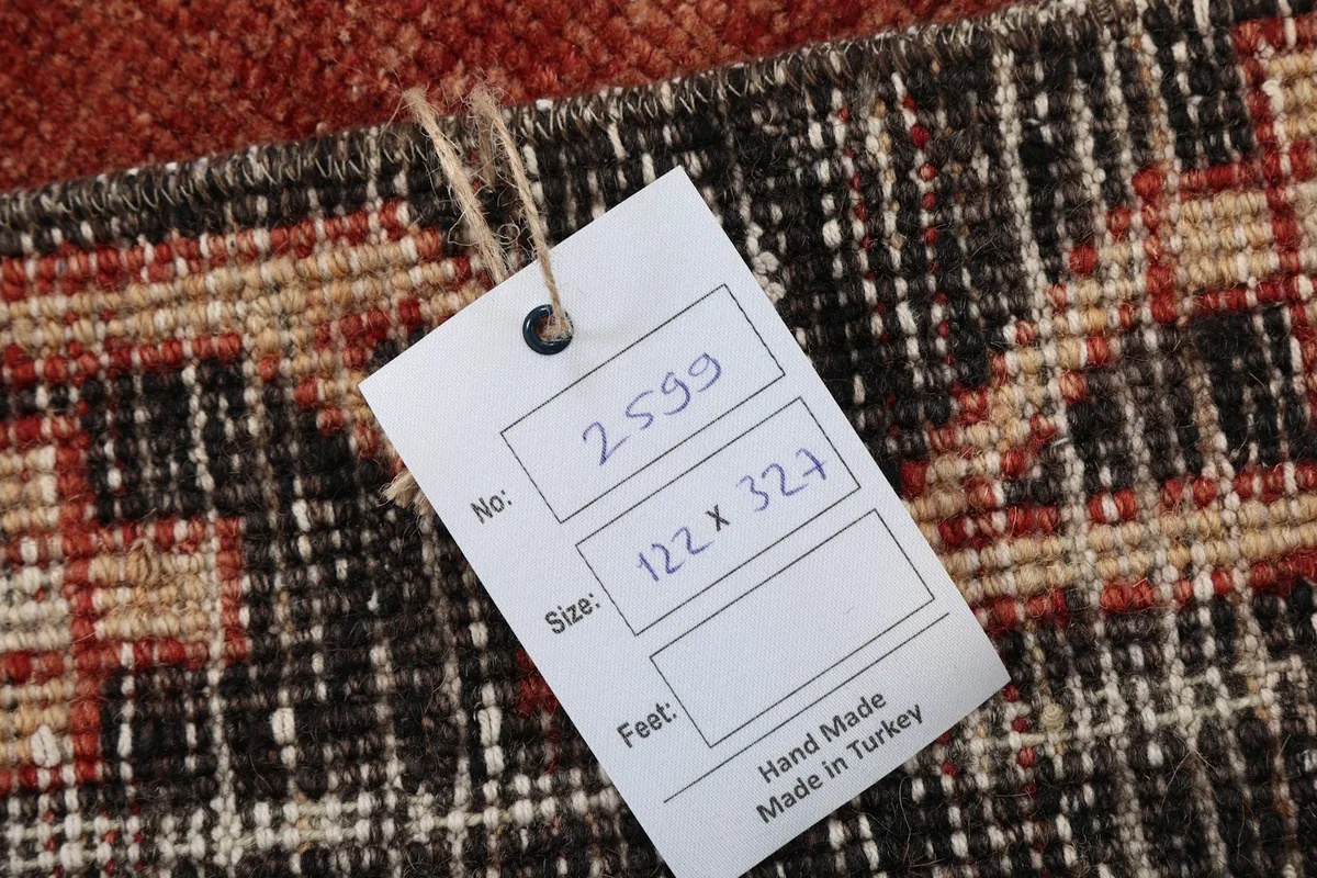 Tag showing the rug's identification number and size in centimeters