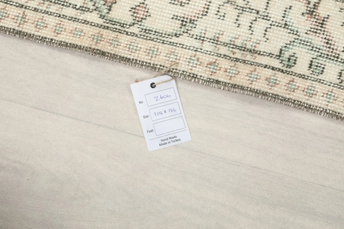 Rug tag displaying size and origin information, placed on the rug's edge