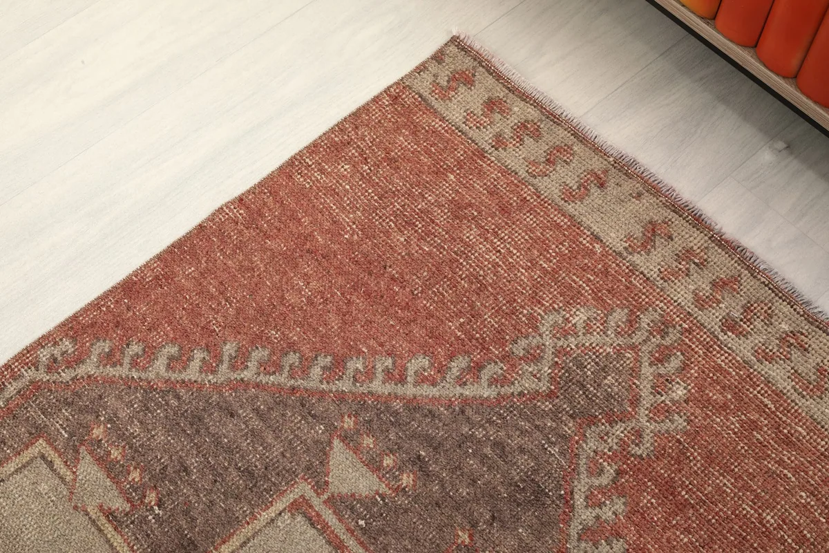 Close-up of the rug's outer border and the transition to the main field