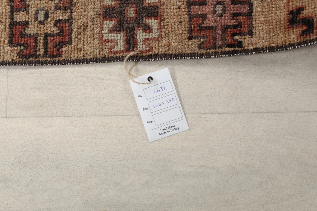 Close-up of the size tag attached to the rug, displaying '3'6" x 13'1"'