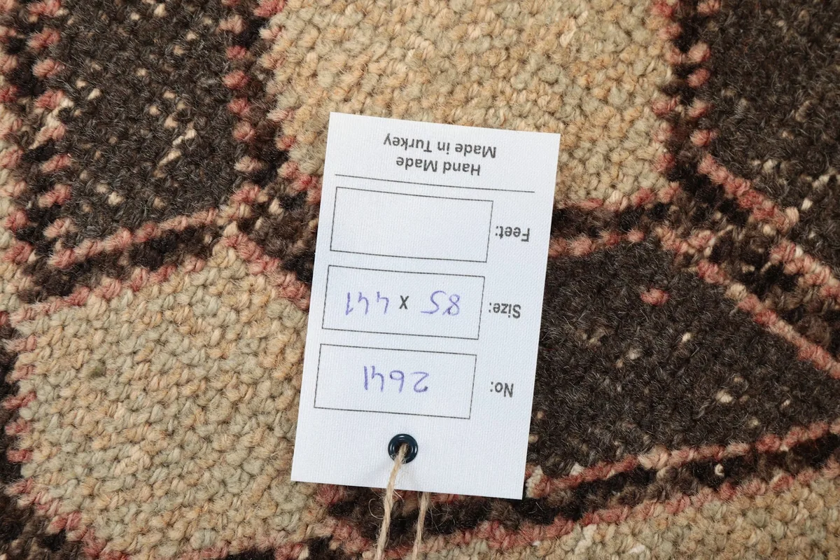 Rug tag displaying the dimensions in centimeters and item number