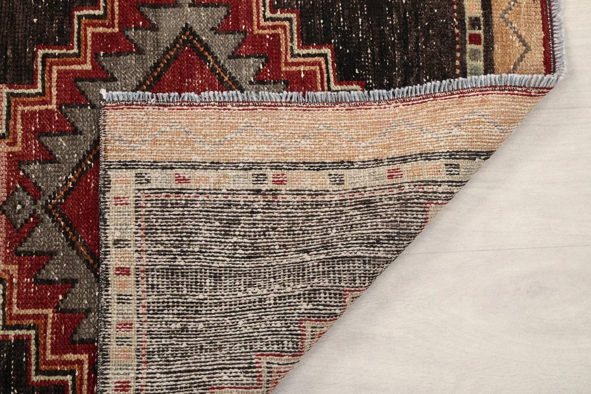 Close-up of the reverse side of the runner, revealing the knotting and foundation
