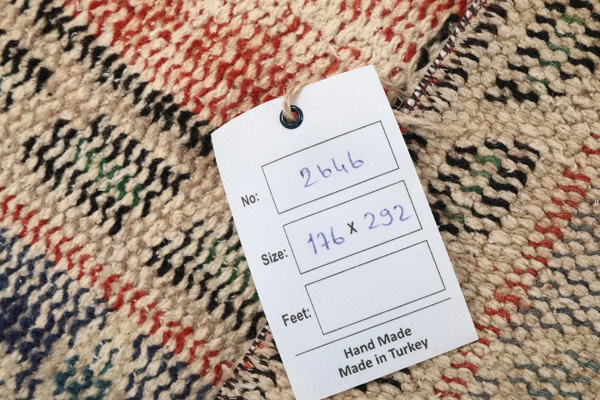 Product tag attached to the rug's back, displaying the item number and dimensions in centimeters