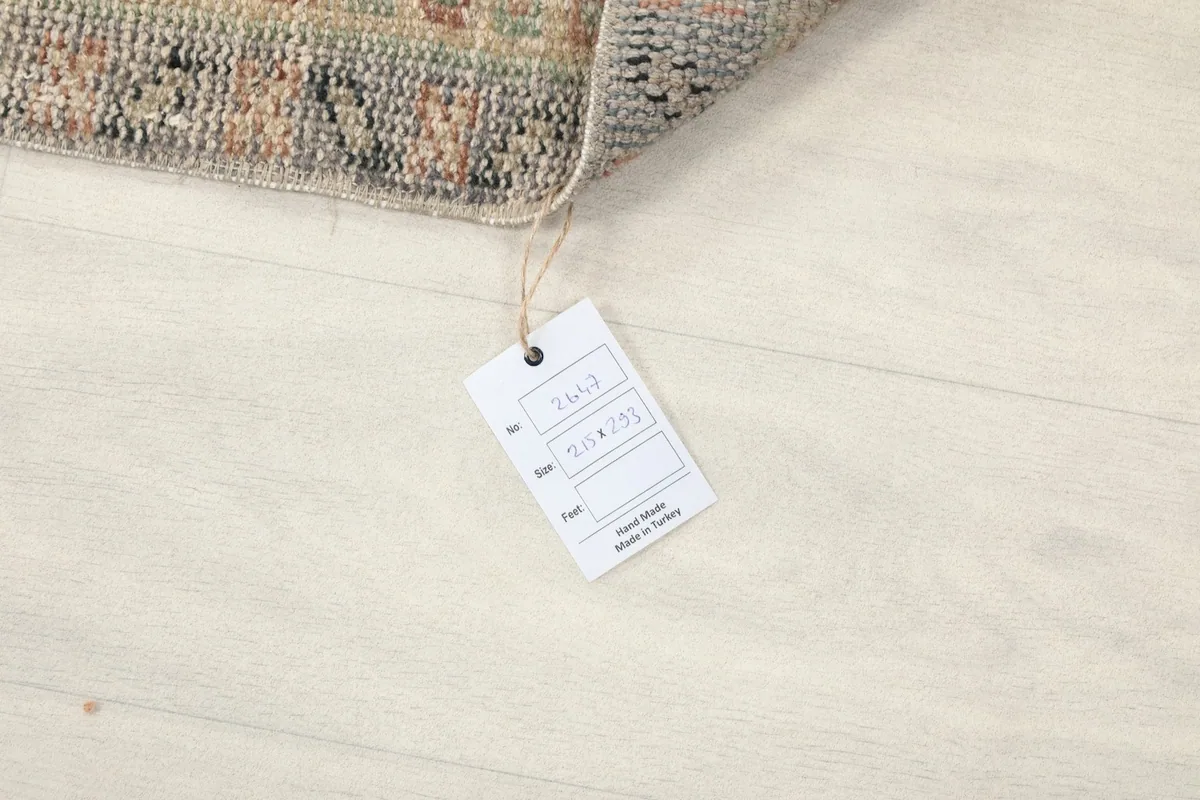 Close-up of the product tag attached to the rug, displaying size and origin information.