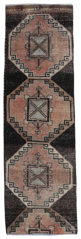 Full top view of the Anatolian vintage runner featuring black and rose geometric patterns