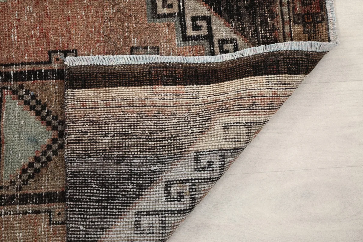 Underside of the runner, showing the hand-knotted cotton foundation and weave