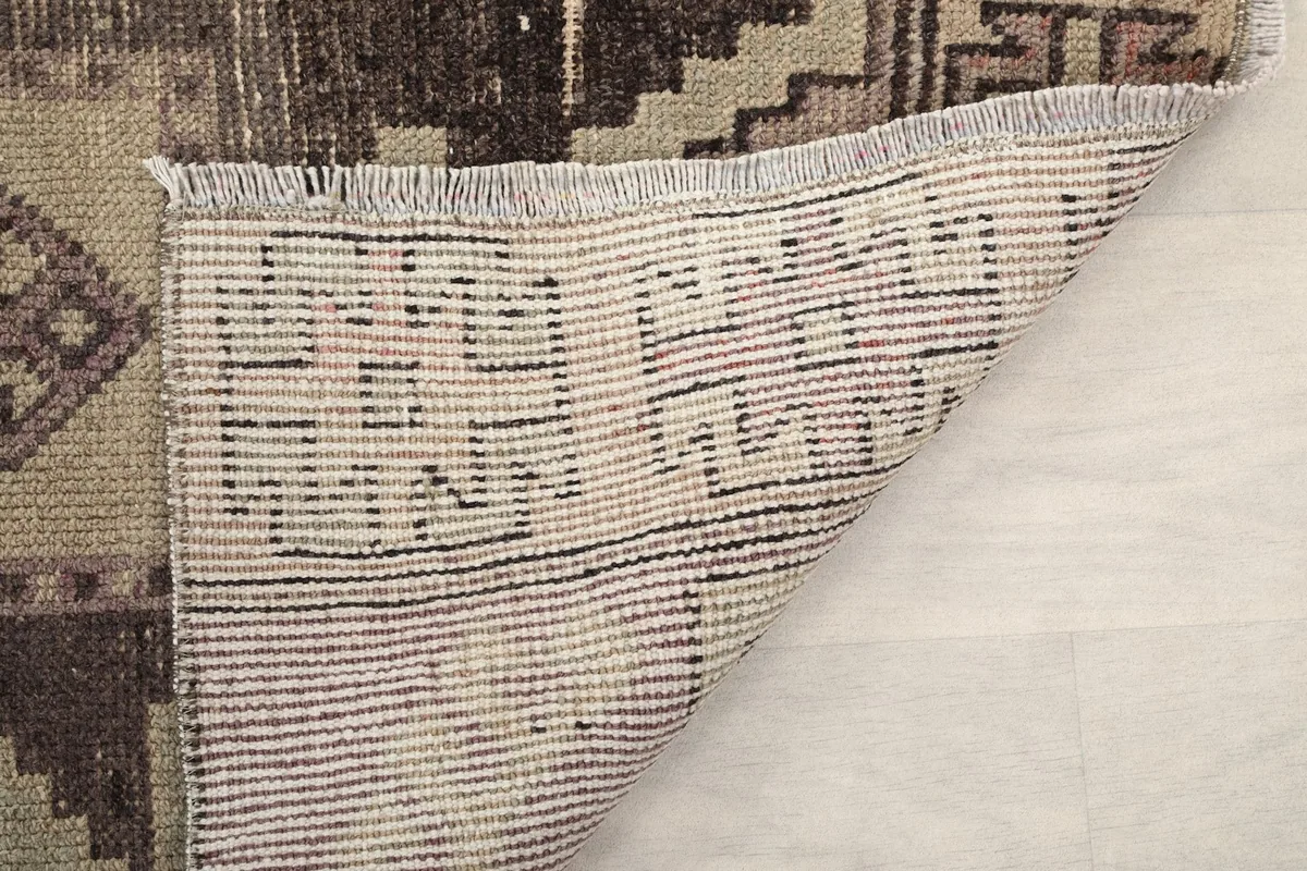 Close-up of the back of the runner, showing the tightly woven cotton foundation and short, neat fringes.