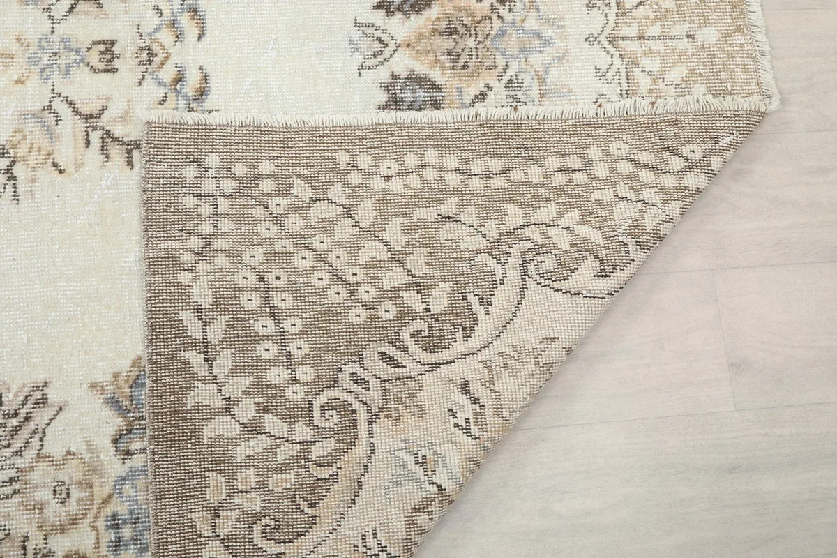 Detail of the rug's fringe and the reverse side of the border, showcasing craftsmanship