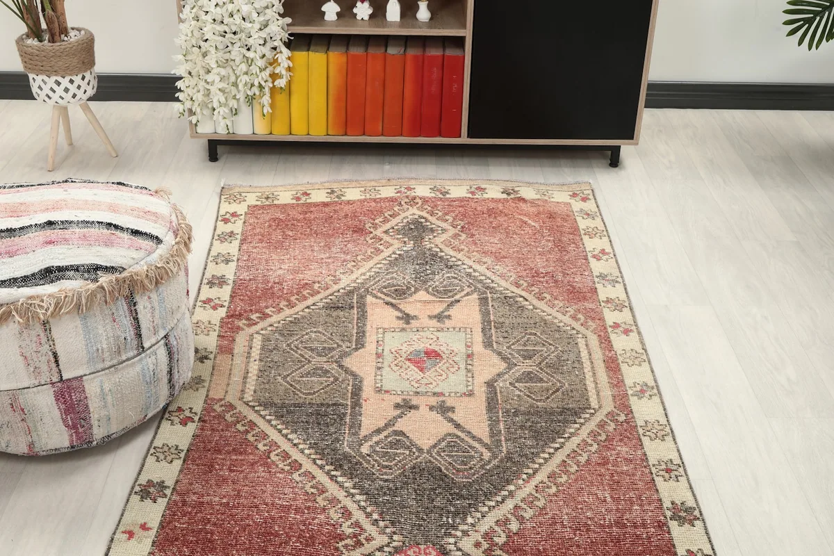 Overhead view of the runner's pattern in a room, highlighting the geometric design.
