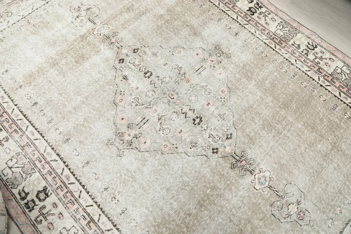 Detailed view of the central medallion and surrounding geometric patterns on the gray field.