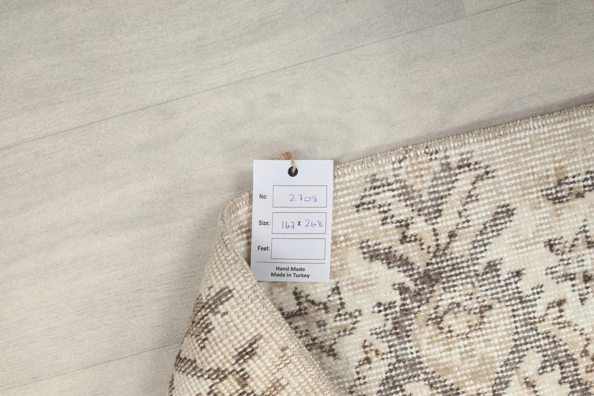 Close-up of the rug's tag, displaying size and origin information.