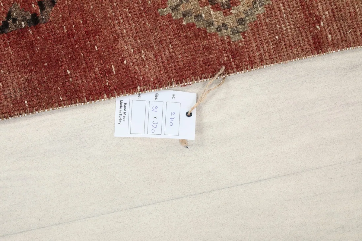 Close-up of the rug's label with size information 3'0" x 10'6" (91 x 320 cm)