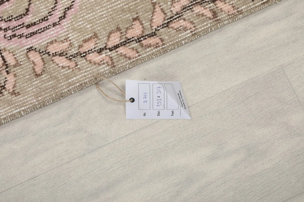 Tag displaying the rug's dimensions and origin information