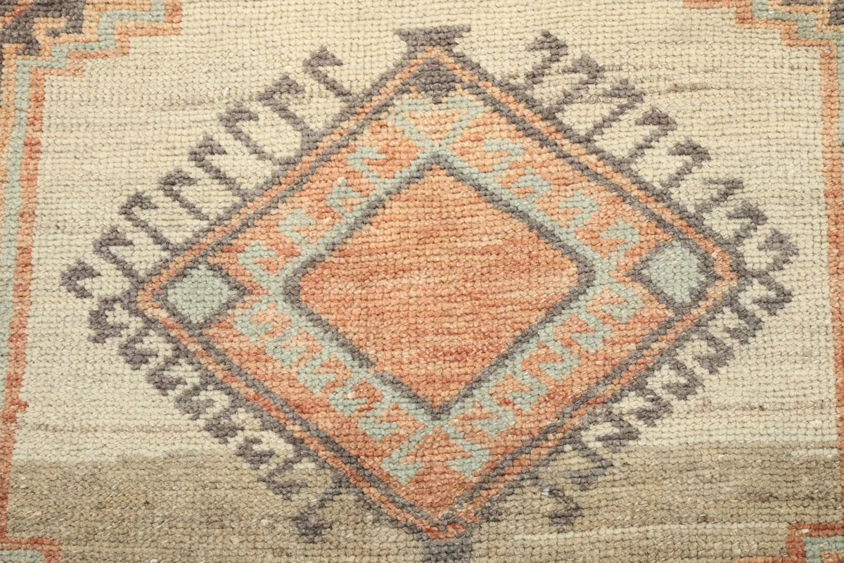 Detailed shot of the diamond motif in the center of the rug, showing color variations