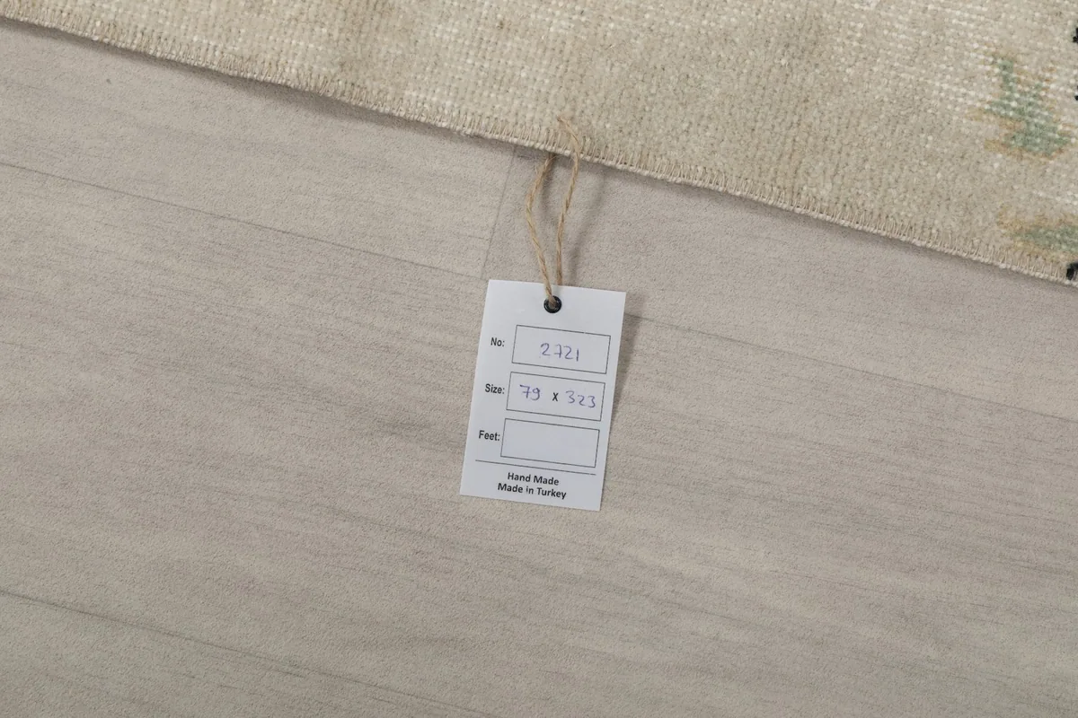 Product tag displaying the rug's size in both feet and centimeters.