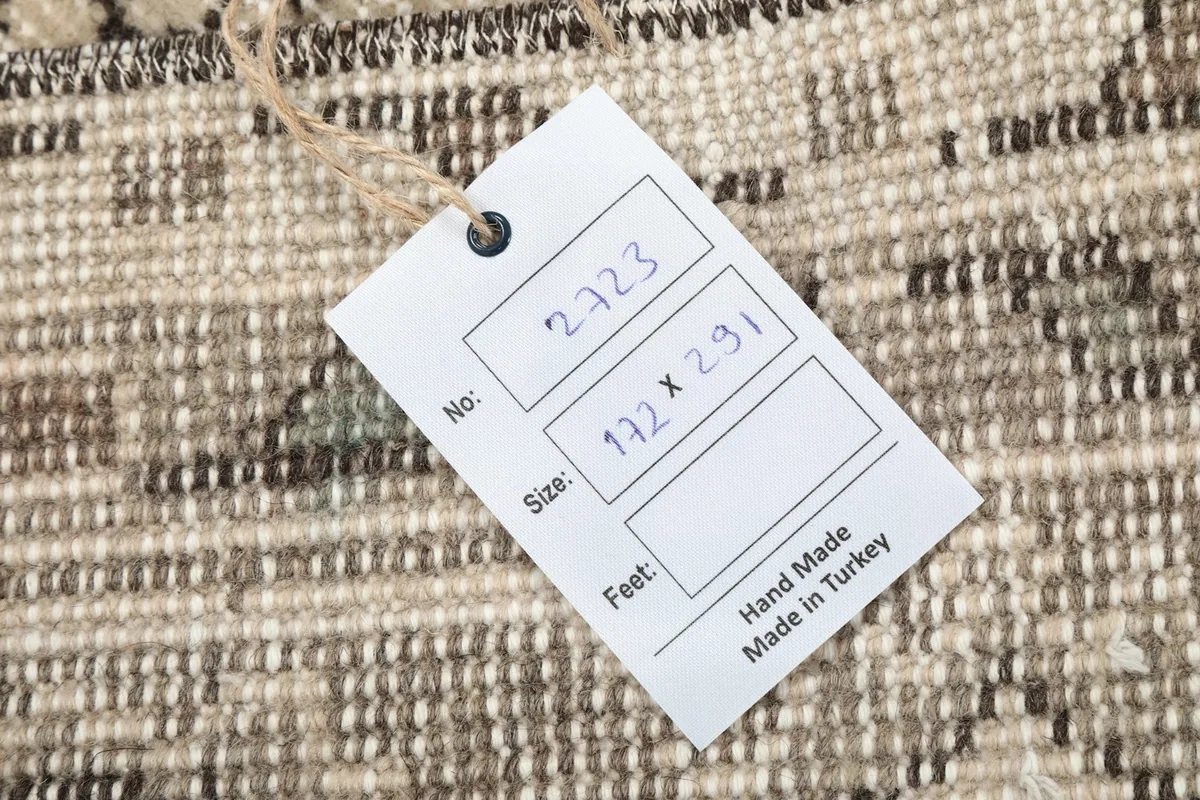 Product tag on the back of the rug, displaying its unique number and size in centimeters.