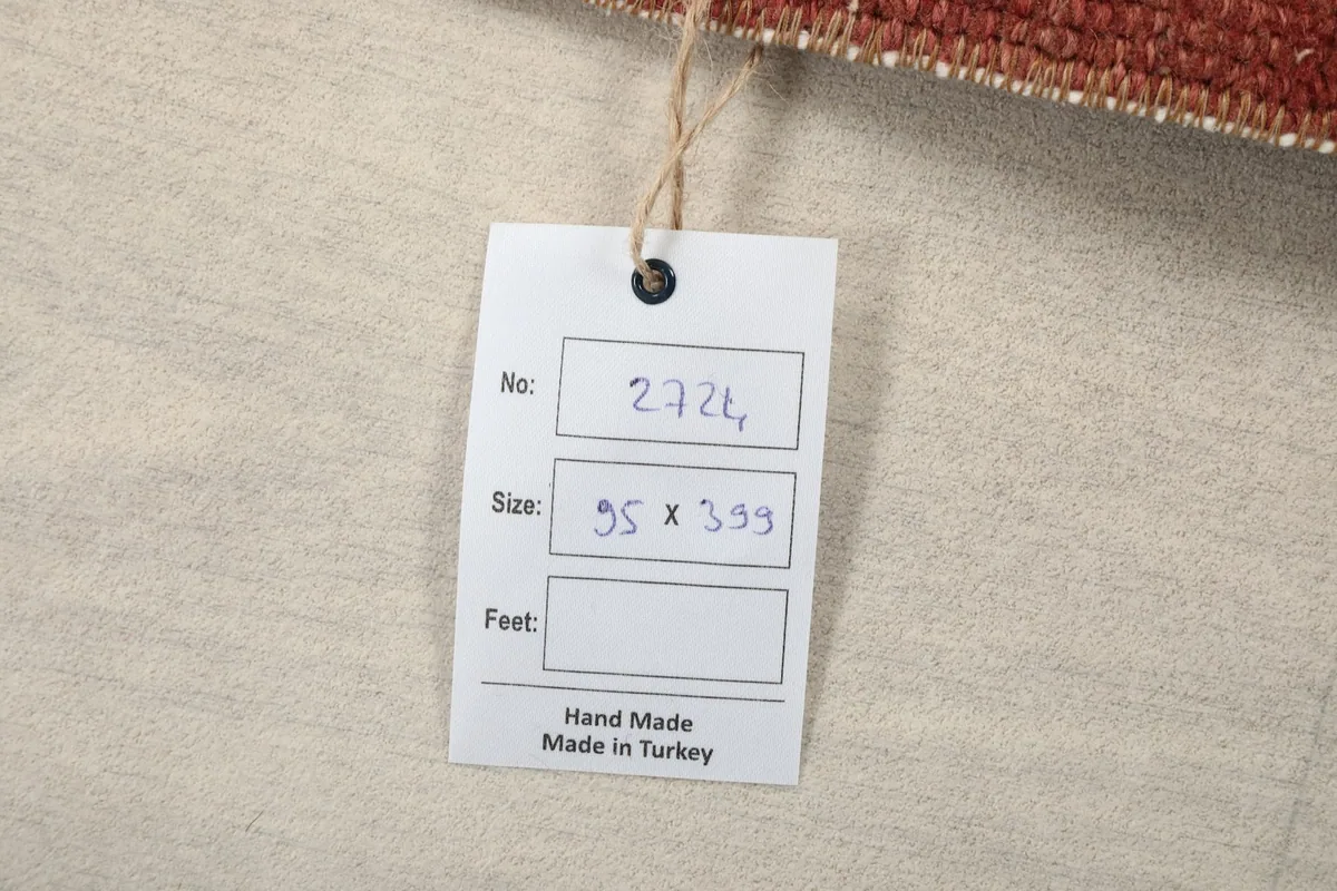 Product tag displaying the rug number and size in centimeters