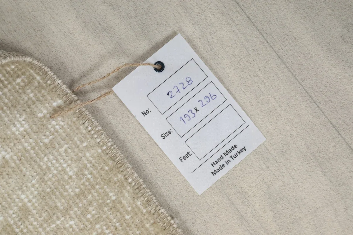 Product tag attached to the rug, displaying item number and size in centimeters