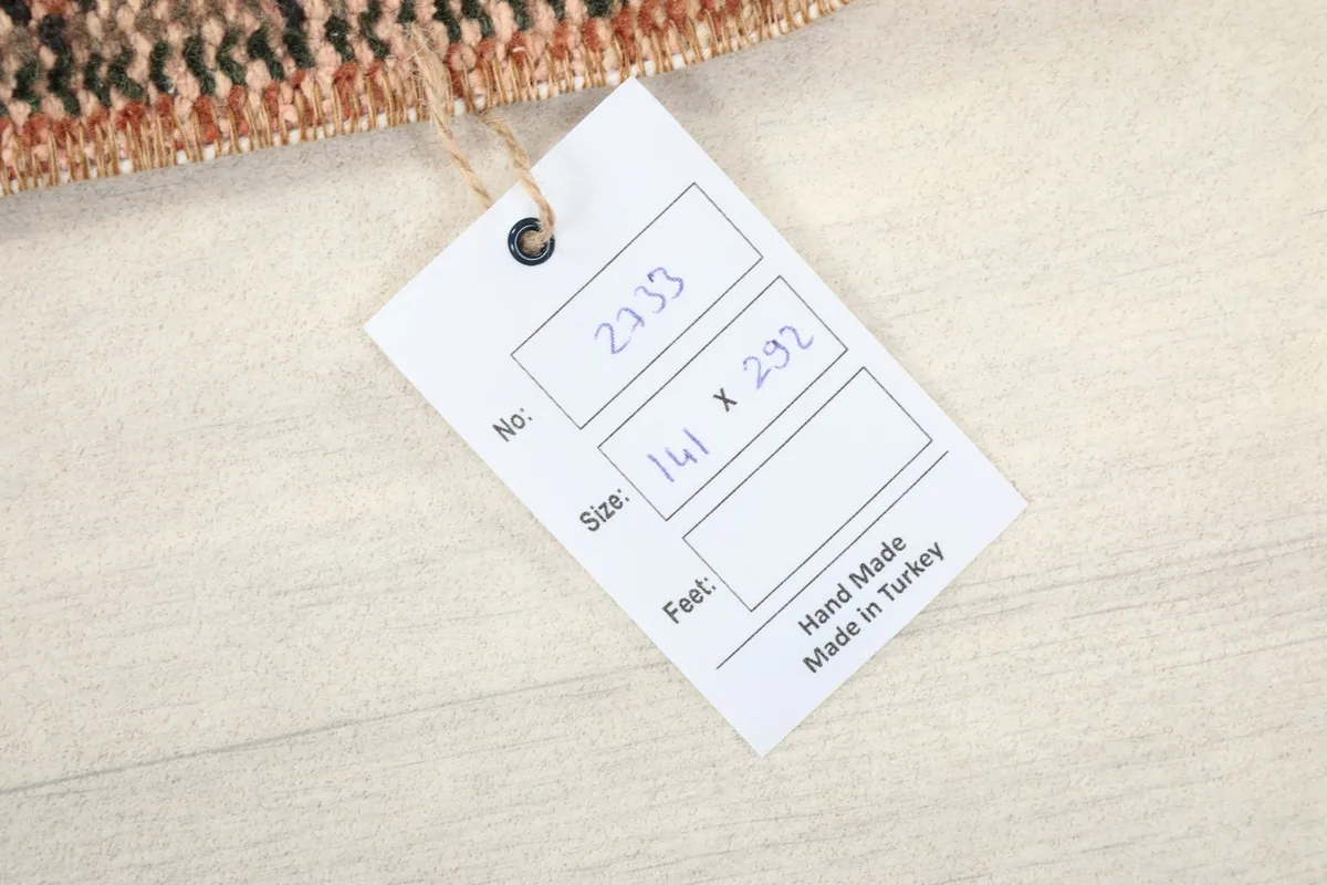 Product tag showing the rug's unique number and size in centimeters and feet