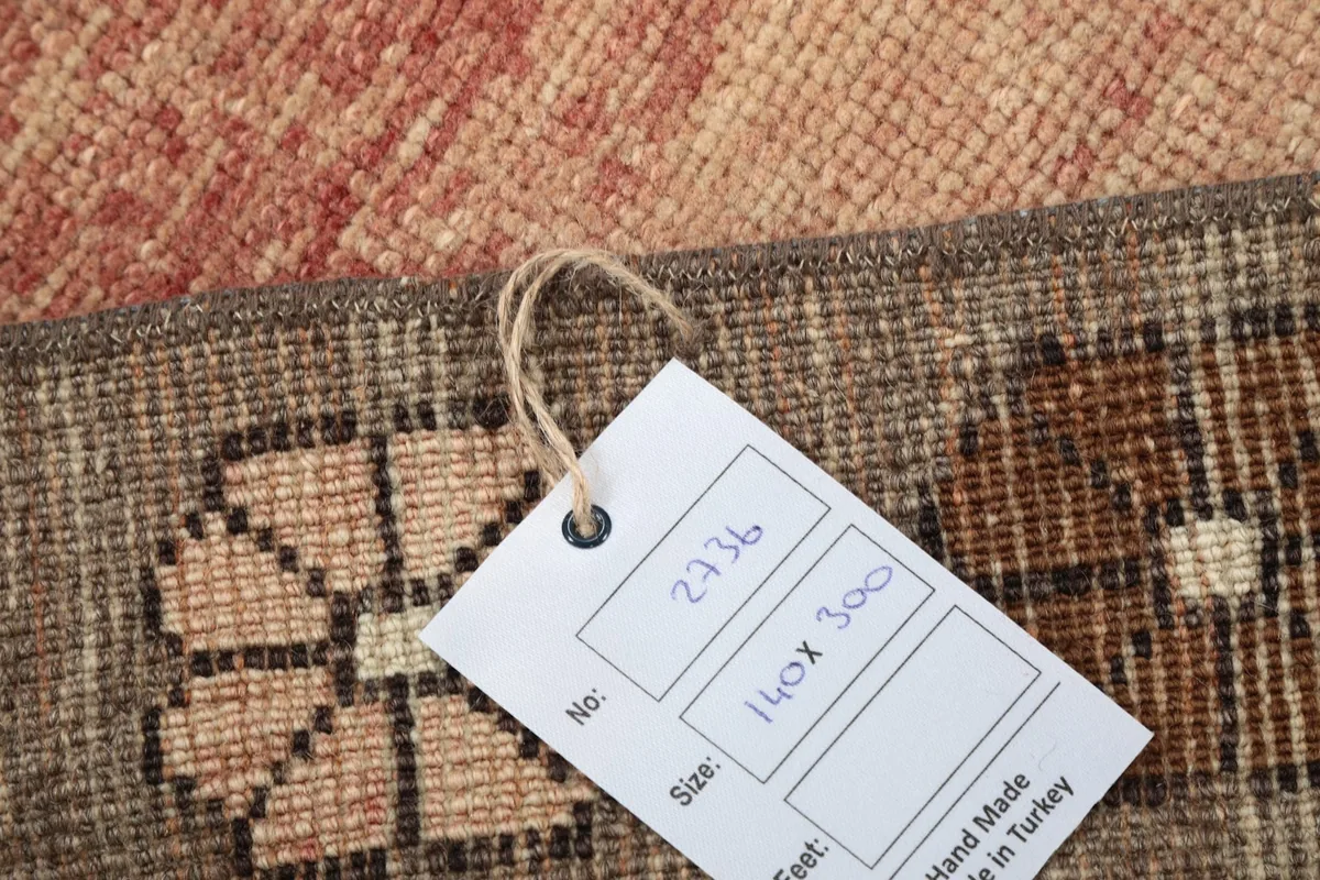 Detail of the rug's back and a label showing the rug number and size in centimeters