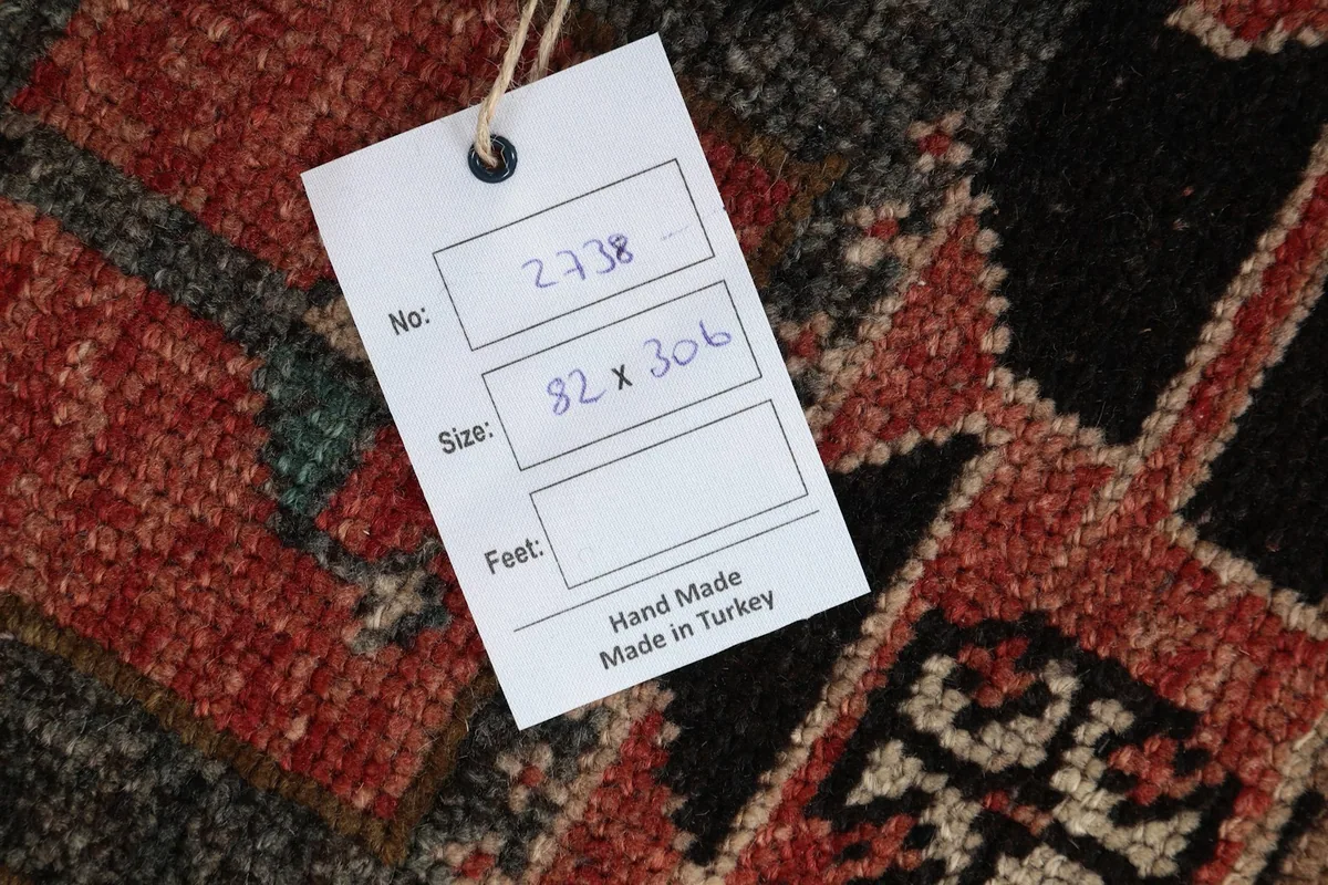 Product tag on the rug showing the item number and size in centimeters, indicating handmade in Turkey