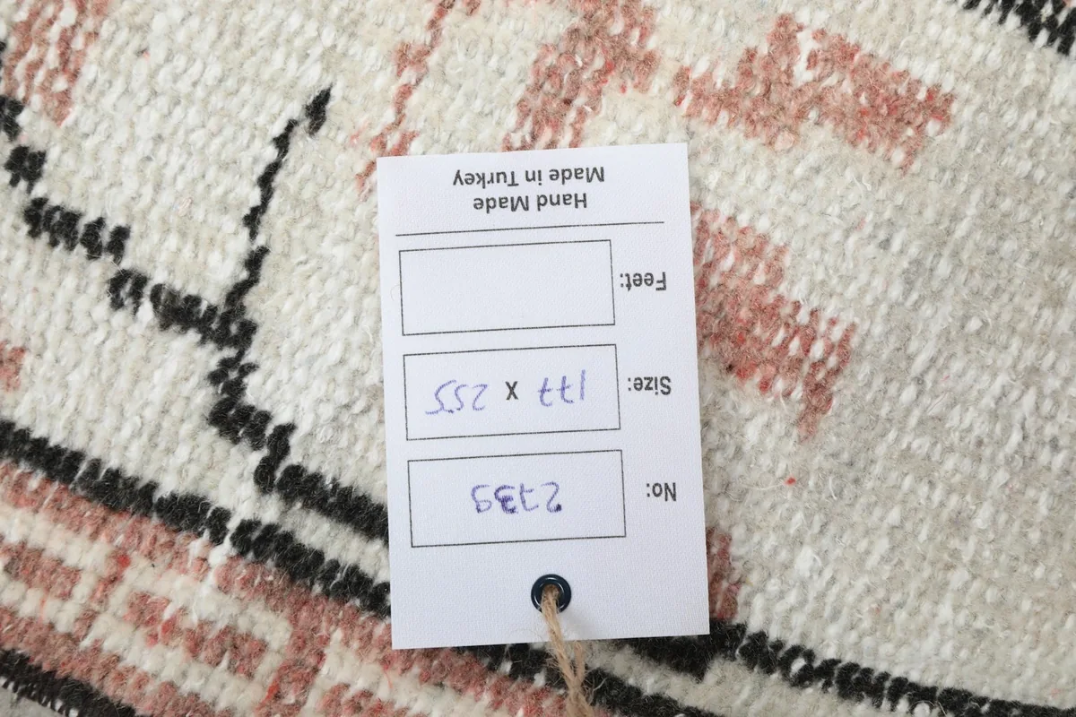 Product tag on the rug showing the size in centimeters (177 x 255 cm) and 'Hand Made in Turkey'.