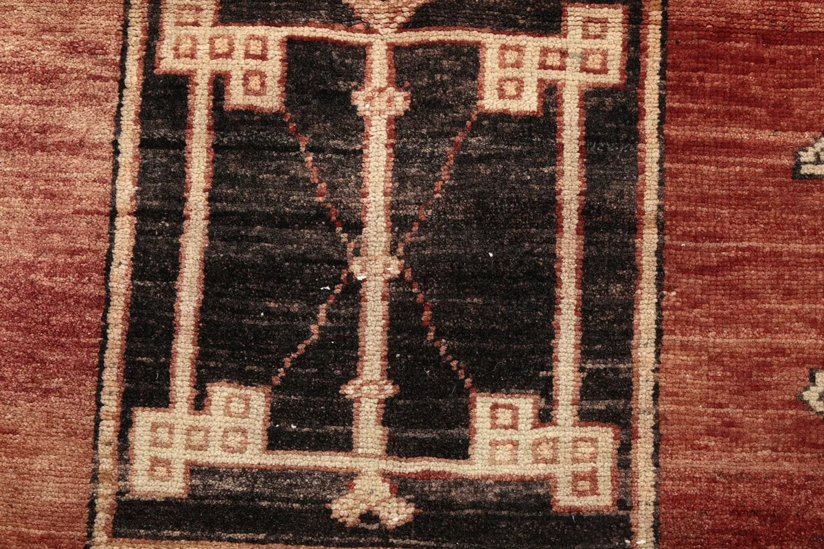 Close-up of a central black geometric motif within the rug's pattern