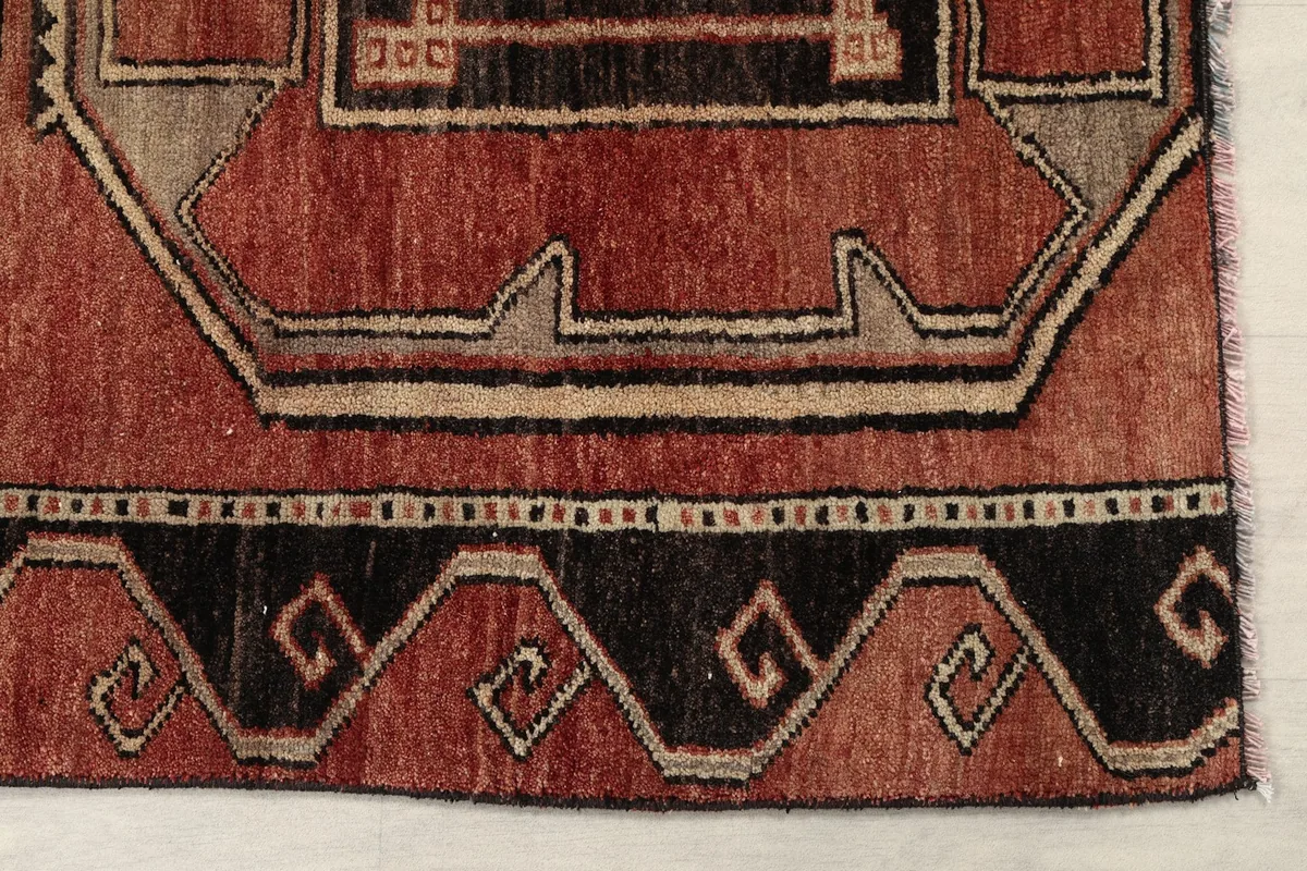 Detail of the black and beige geometric border design on the rug